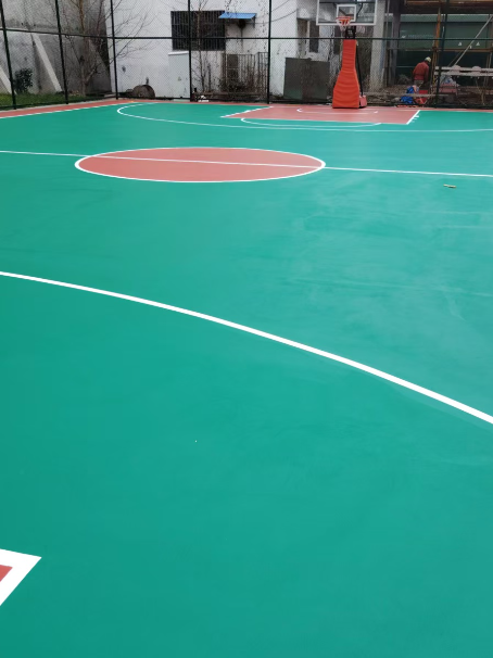 青龙 球场长期使用易出现地面开裂
